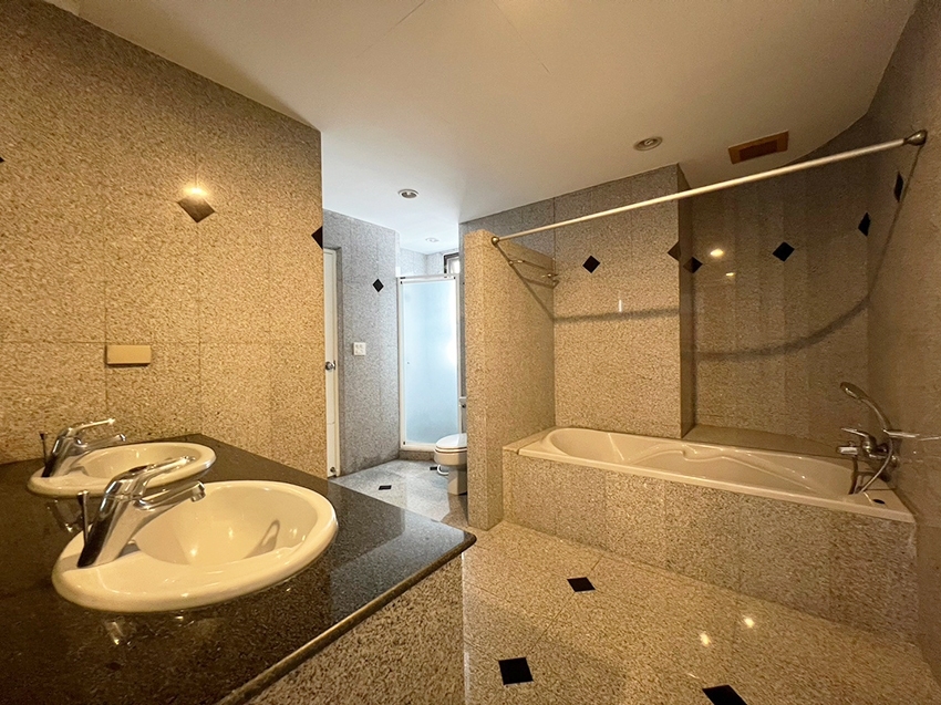4-Bed Condo at Charoenjai Place 11
