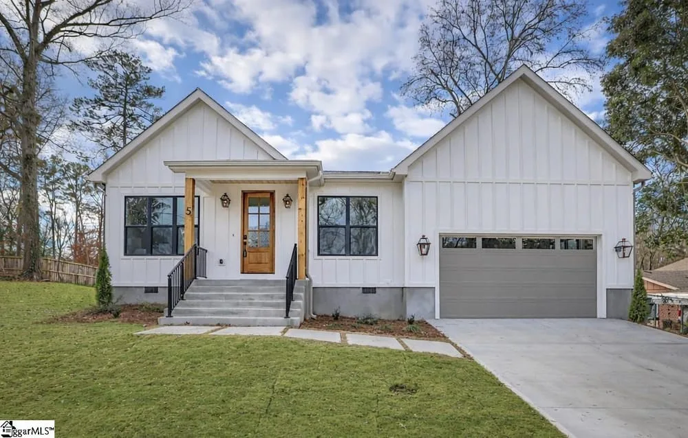 Stunning New Craftsman Home in Pleasant Valley