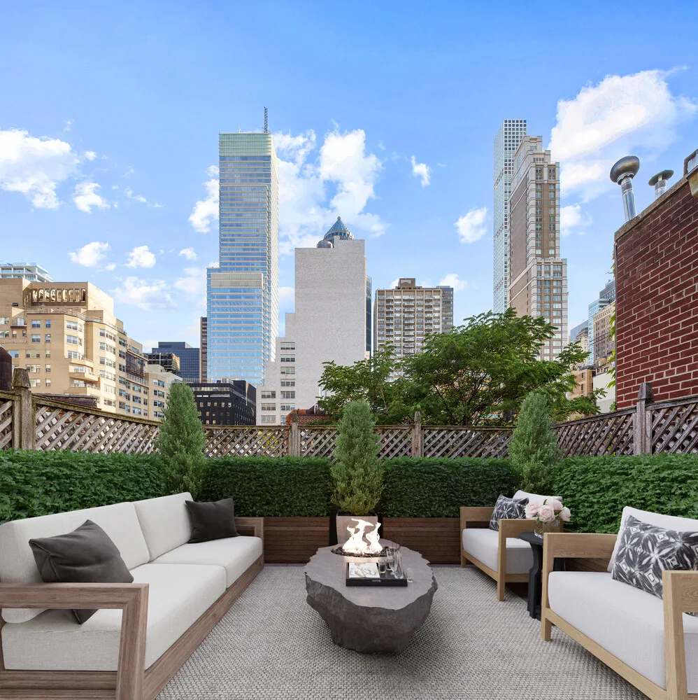 Elegant Upper East Side Townhouse with Central Park Proximity