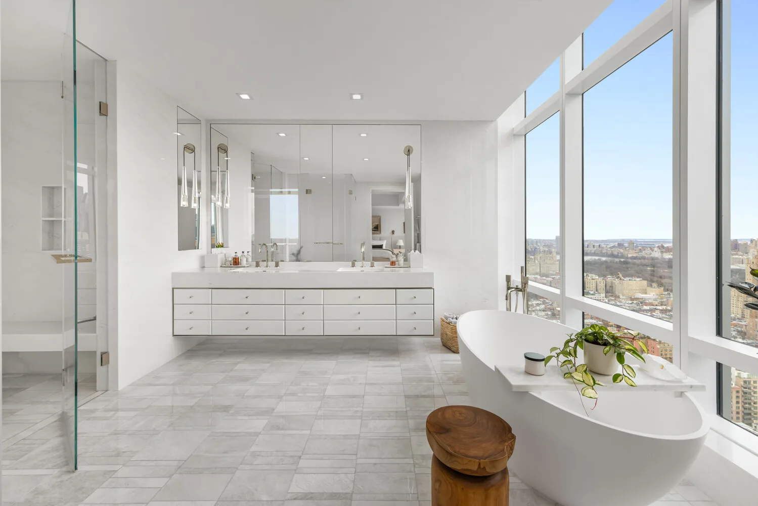 Luxury 3-Bedroom Condo with Sweeping City and Park Views 9